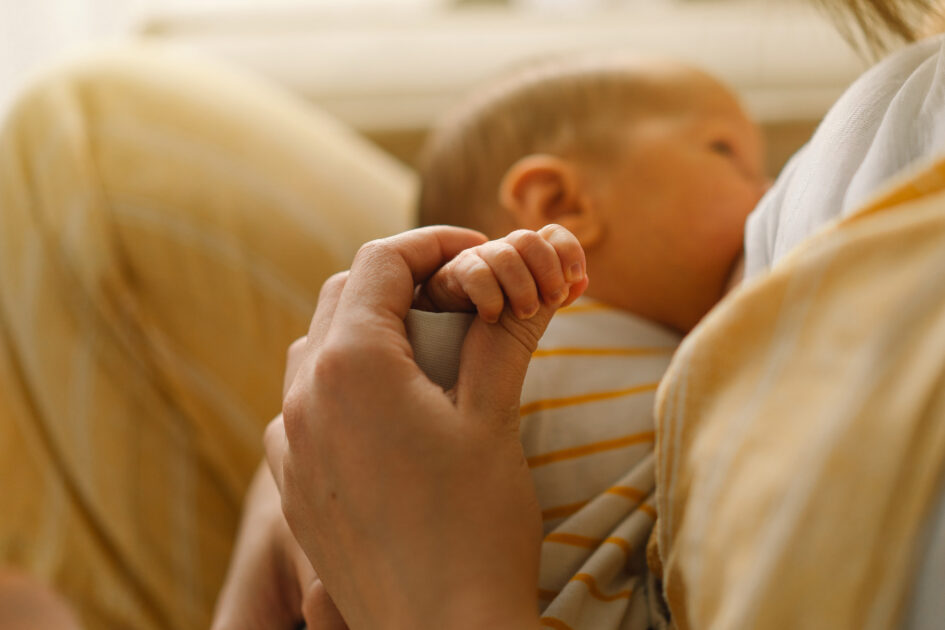 Image montrant un bébé qui tète sa maman