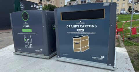 Image d'une colonne de grands cartons
