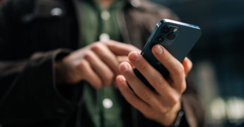 Image d'un jeune homme tenant un téléphone portable dans les mains