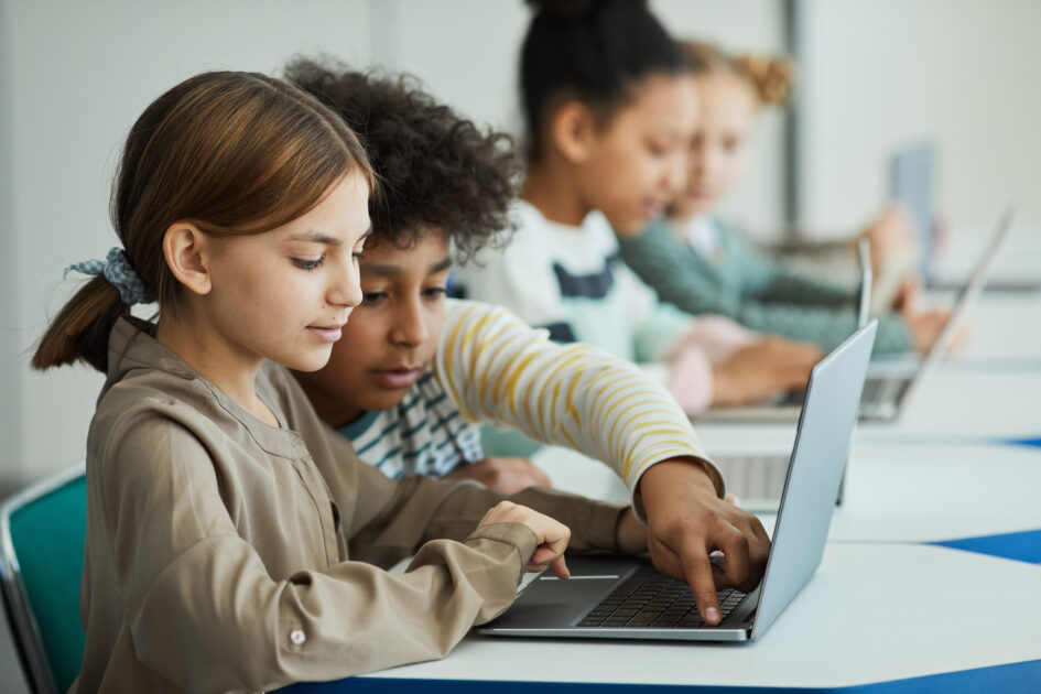 Image de collégiens travaillant sur des ordinateurs portables