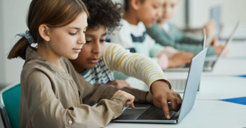 Image de collégiens travaillant sur des ordinateurs portables