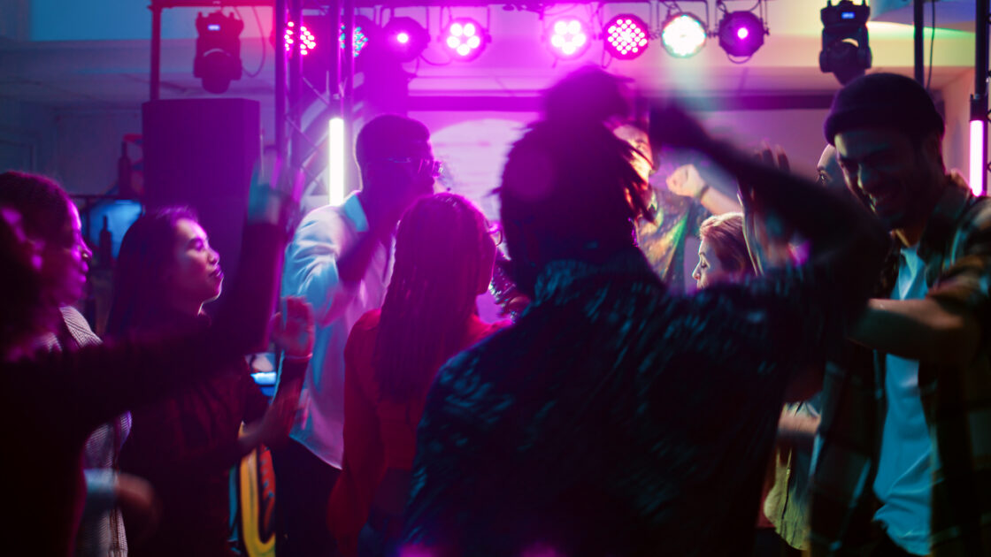 Image montrant un groupe de personnes qui fait la fête