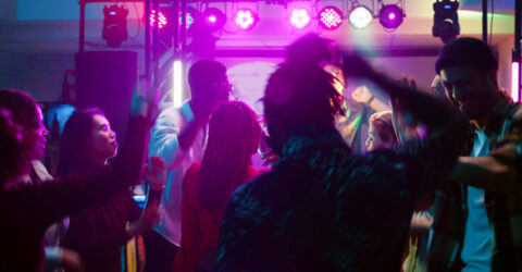 Image montrant un groupe de personnes qui fait la fête