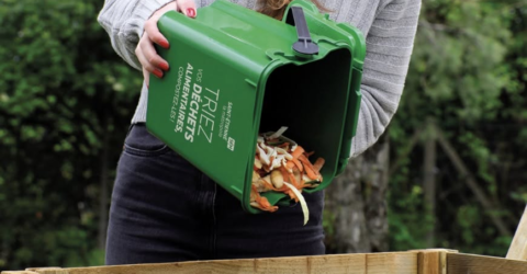 Image d'une personne vidant ses déchets alimentaires dans un composteur