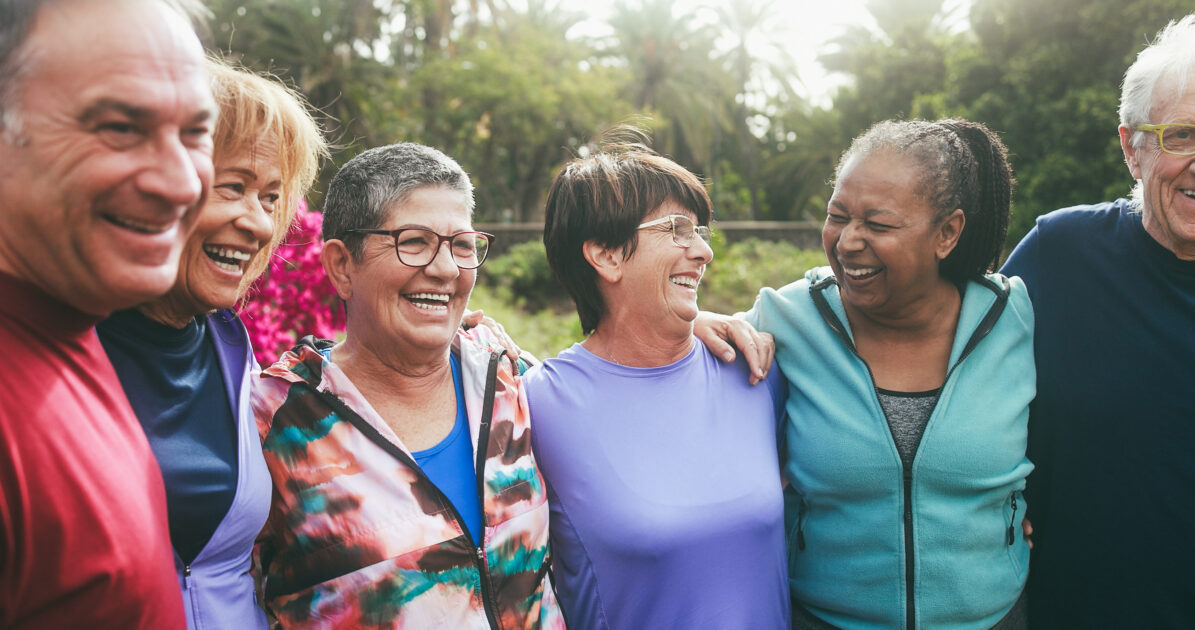 Image d'un groupe de personnes de plus de 60 ans faisant du sport