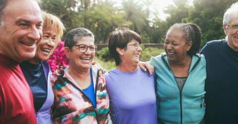 Image d'un groupe de personnes de plus de 60 ans faisant du sport