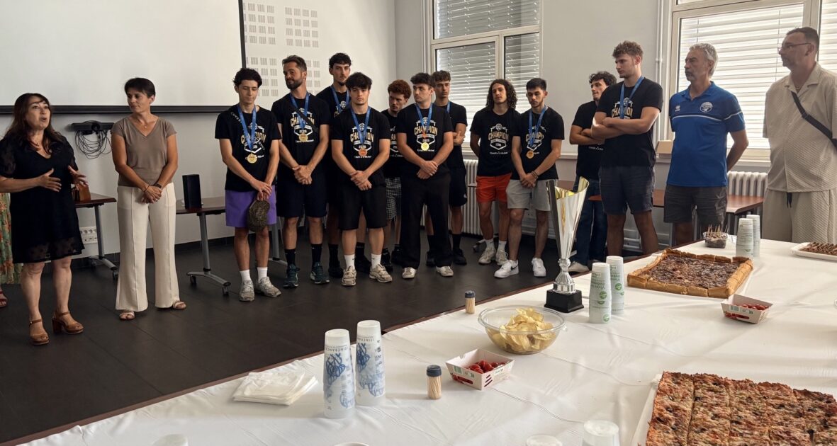 Image de la remise de trophée de l'USH Basket