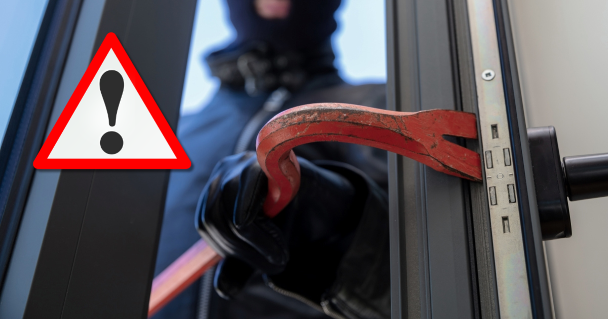 Image d'un cambrioleur qui force l'entrée d'un logement