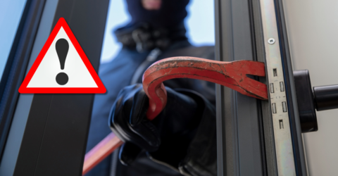 Image d'un cambrioleur qui force l'entrée d'un logement