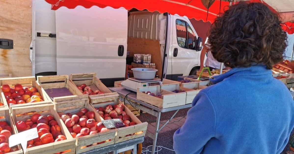Image d'une personne sur le marché