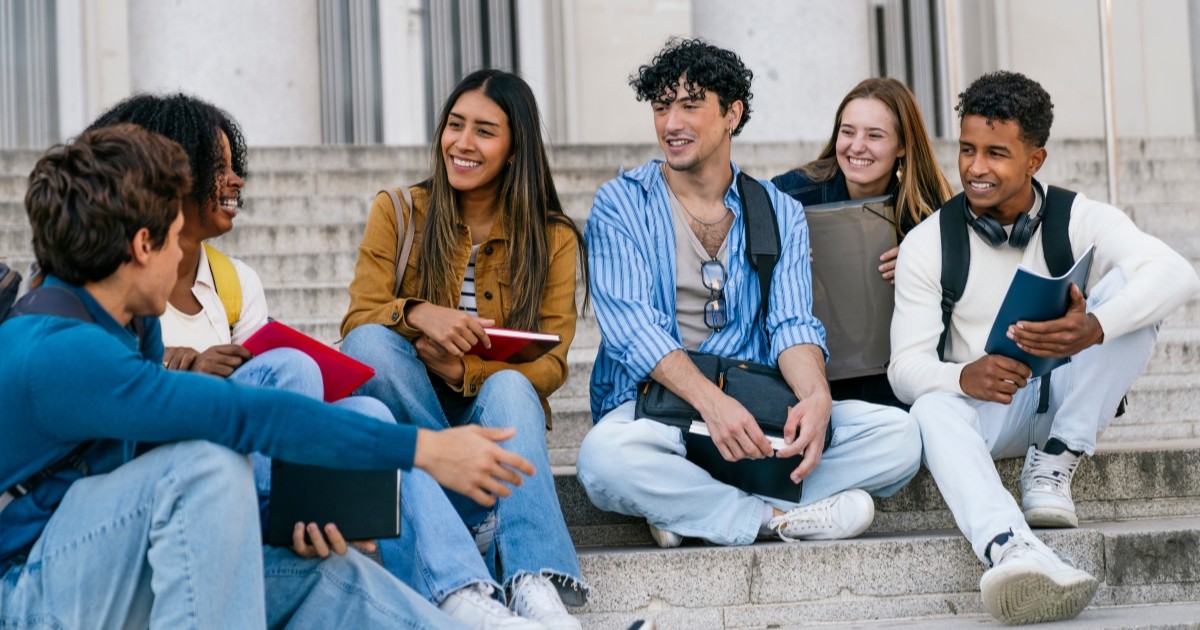 Image d'étudiants sur leur campus universitaire
