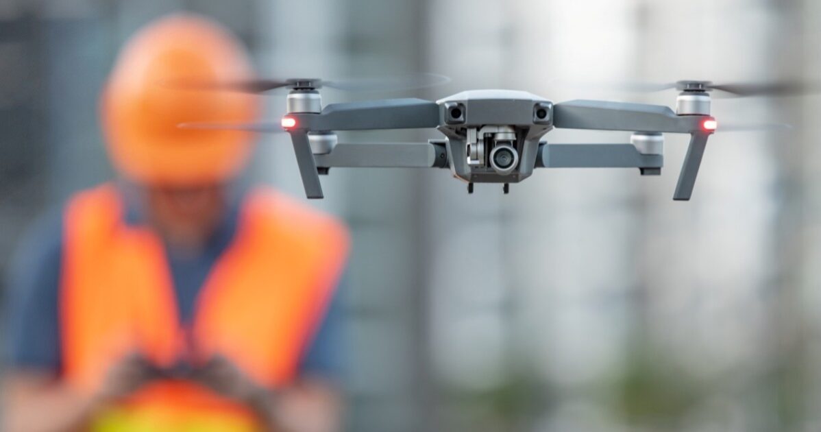 Image d'un technicien avec un drone