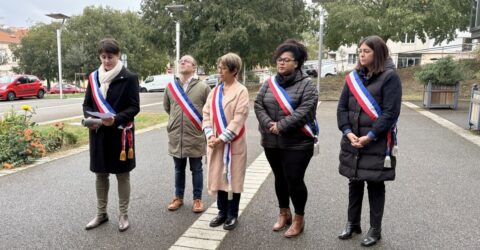 Image des élus lors du rassemblement devant la mairie du 19 octobre 2026